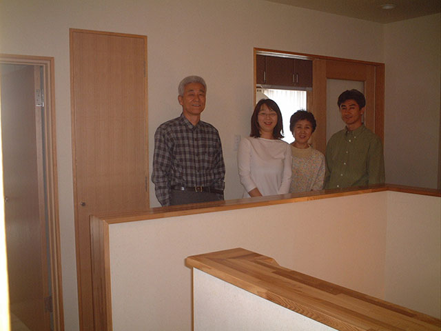 写真：同居プランG様邸　2階（息子さん家族）で一体のホール（写真：天野彰）