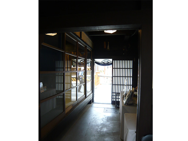 写真：同上：長江家正面土間三和土(たたき)の土間京左が店（写真：筆者）