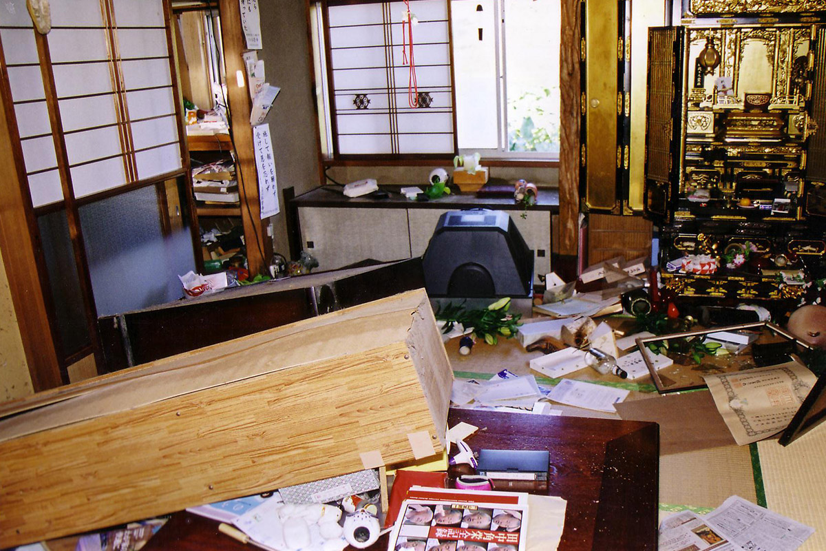 写真:中越地震で家具の下敷きに(写真:天野 彰)