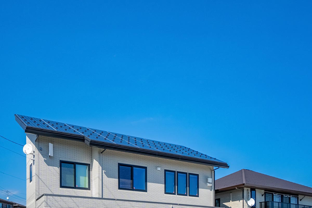 住宅太陽光設備義務化　晴天　直射日光　屋根