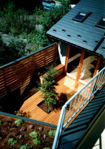 掲載事例：「緑化屋根のある呼吸する住まい」　光設計
