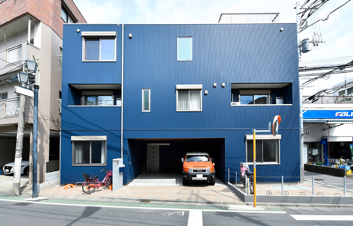 【トヨタホーム東京】ブルーガルバリウム鋼板外壁のスタイリッシュな賃貸併用住宅