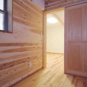 ウォークインクローゼット　　床は道産カバ、壁天井は杉無垢板、扉は檜、枕棚やパイプを施工