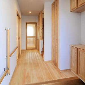 玄関、階段、トイレに手すりを付け、フロアーには段差がなく扉は引戸。廊下・出入口の幅も確保。