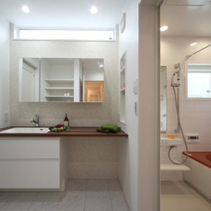 キッチンとも繋がる便利な水回りには広めの洗面とたっぷり収納で家事楽