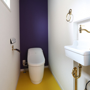 トイレ：思い切りポップな配色で遊び心のあるトイレ。難しい色合わせですが、見事にお洒落に見せています。
