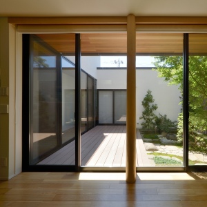 中庭のある二世帯住宅 中庭のある二世帯住宅