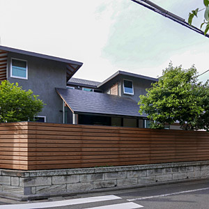 夫婦屋根の家