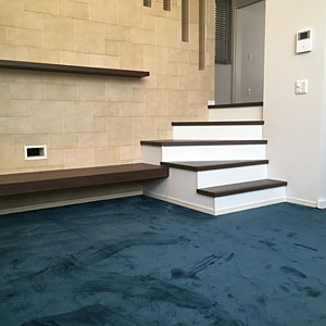 こちらのリビングはスキップフロア（1Fと2Fの間）を有効に使った空間です。階段と階段の間にあり、狭いのでは・・・と思われる方もいるかもしれませんが、しっかり8.5帖あり床暖房もついています♩