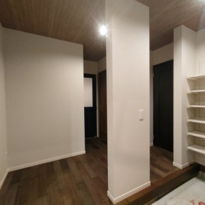 スタイリッシュなキッチンと書斎のある家 スタイリッシュなキッチンと書斎のある家