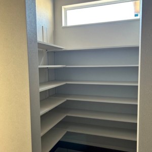 スタイリッシュなキッチンと書斎のある家