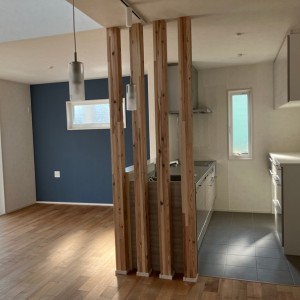 壁紙を使い分けるオシャレな家 壁紙を使い分けるオシャレな家