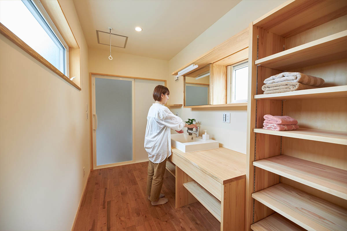 洗面脱衣室は、部屋干しも出来る広さを確保。干すだけではなく、洗濯物を畳みそのまま家族のウォークインクローゼットへ収納できる家事動線を考えた間取りです。