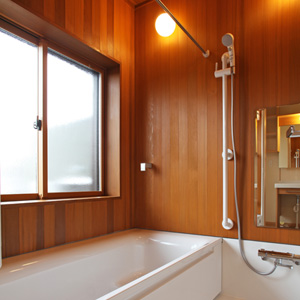 浴室： 2階の浴室です。ハーフユニットのバスにして、壁と天井はカナダ杉の板貼りにしています。