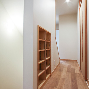 階段横の壁を利用した文庫本の本棚
