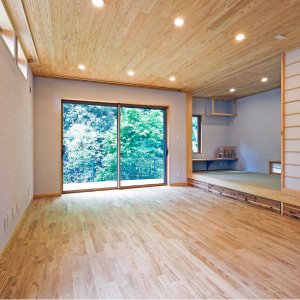 雑木林を借景にする太陽熱利用の木の家 雑木林を借景にする太陽熱利用の木の家