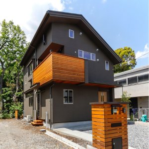 設計事例写真:雑木林を借景にする太陽熱利用の木の家