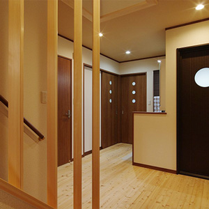 １階トイレ、洗面脱衣室、音楽室のドアは入室が確認できる丸窓付きデザインで統一