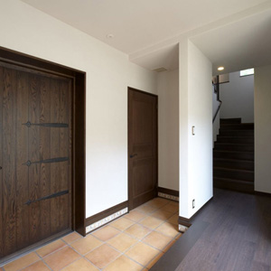 玄関ドア　装飾金具と板目