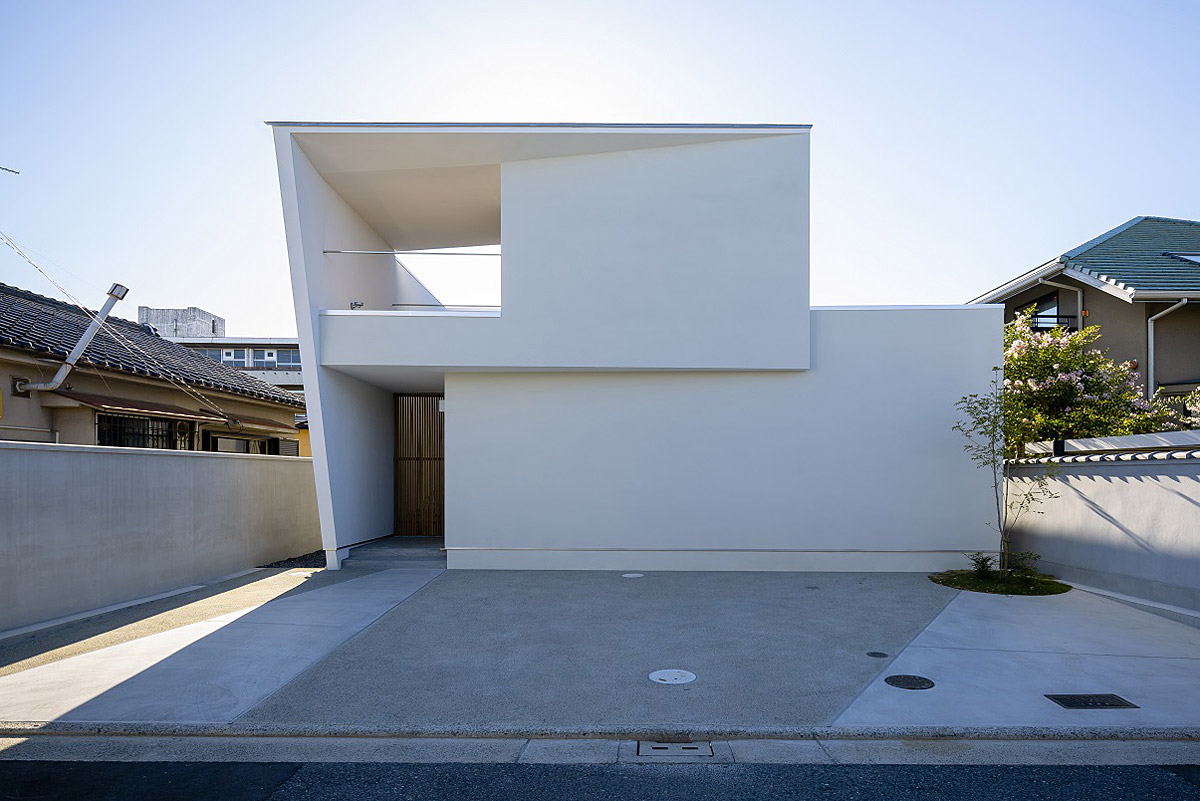 ミニマルな白い外壁と独創的なデザインが際立つ現代住宅外観