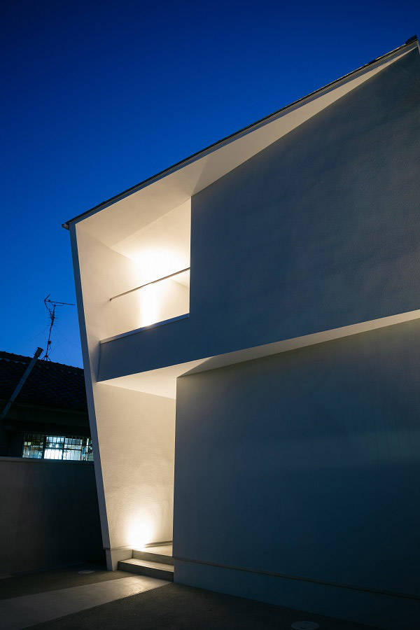 夜の照明が映えるシンプルなモダンデザイン住宅外観