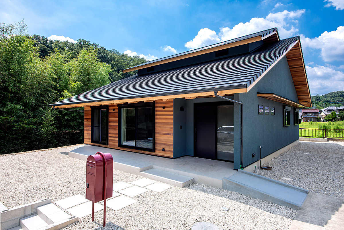 木目調とガルバリウム鋼板の屋根の自然に溶け込むモダン平屋住宅外観