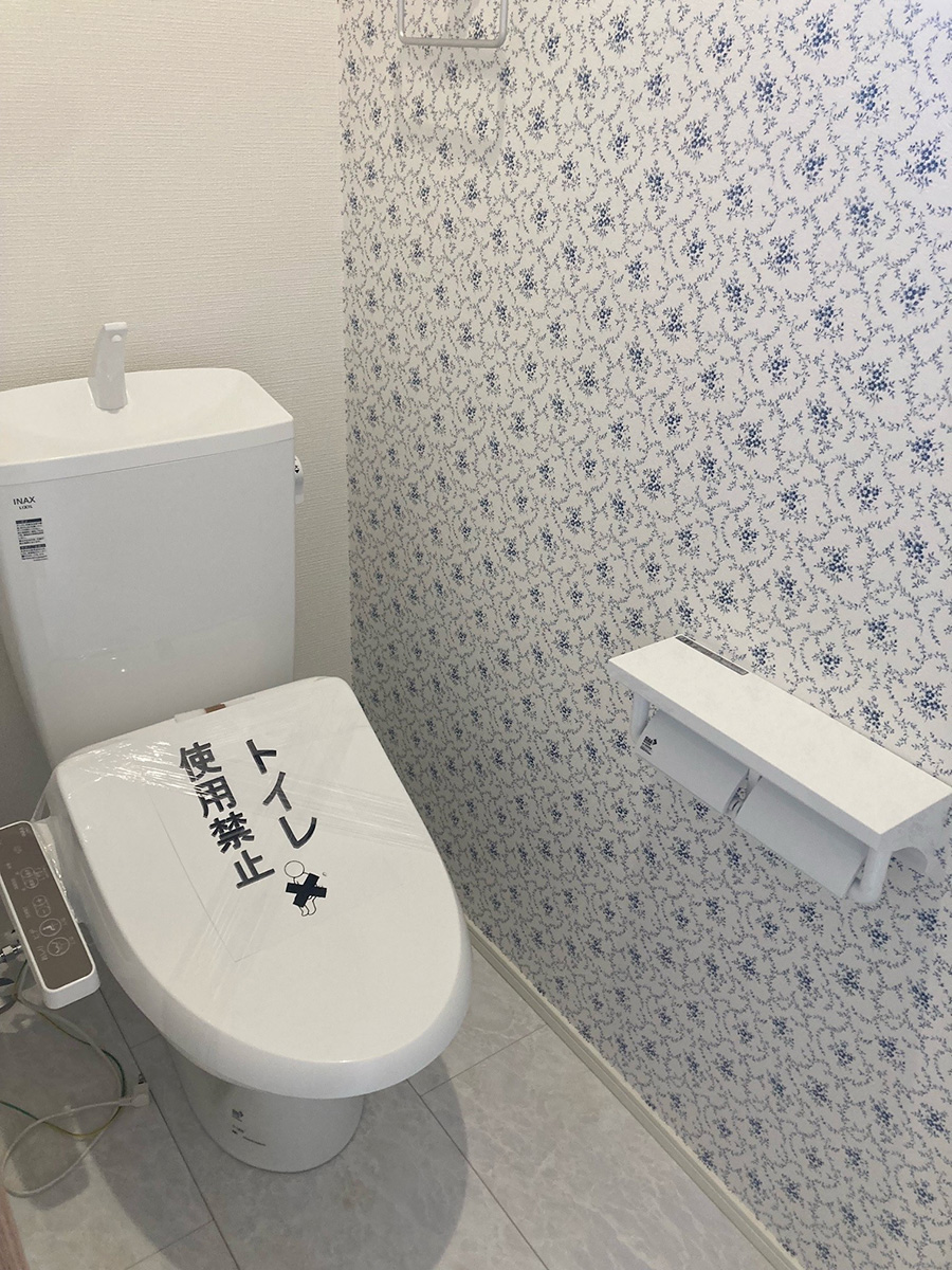 シンプルで使いやすいトイレは壁紙をおしゃれに工夫