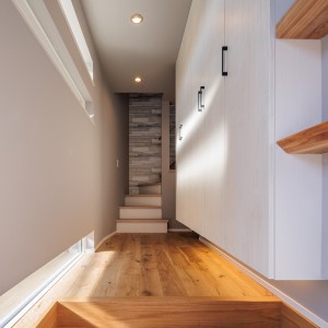 13坪の狭小地に建つ西海岸風の住まい 13坪の狭小地に建つ西海岸風の住まい