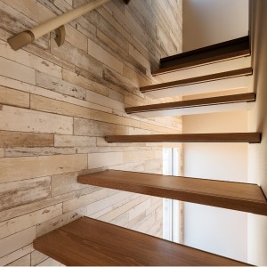 13坪の狭小地に建つ西海岸風の住まい 13坪の狭小地に建つ西海岸風の住まい