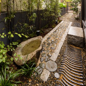 都会の中心に建つ和モダンが美しい住まい内外に配置した格子で「線」を強調したデザイン住宅 都会の中心に建つ和モダンが美しい住まい内外に配置した格子で「線」を強調したデザイン住宅