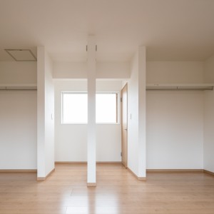 勾配天井の吹き抜けで開放感LDK 家族が行き来しやすい動線や使いやすい収納のある家 勾配天井の吹き抜けで開放感LDK 家族が行き来しやすい動線や使いやすい収納のある家