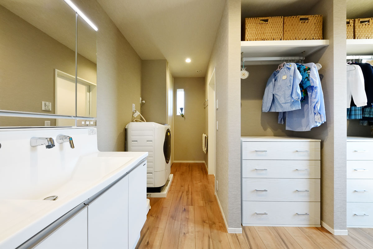 ランドリールームのメリットは、家事効率・いつでも洗濯可能・室内干しでも部屋の見た目に影響しない・衣類が日焼けしないの４つ。