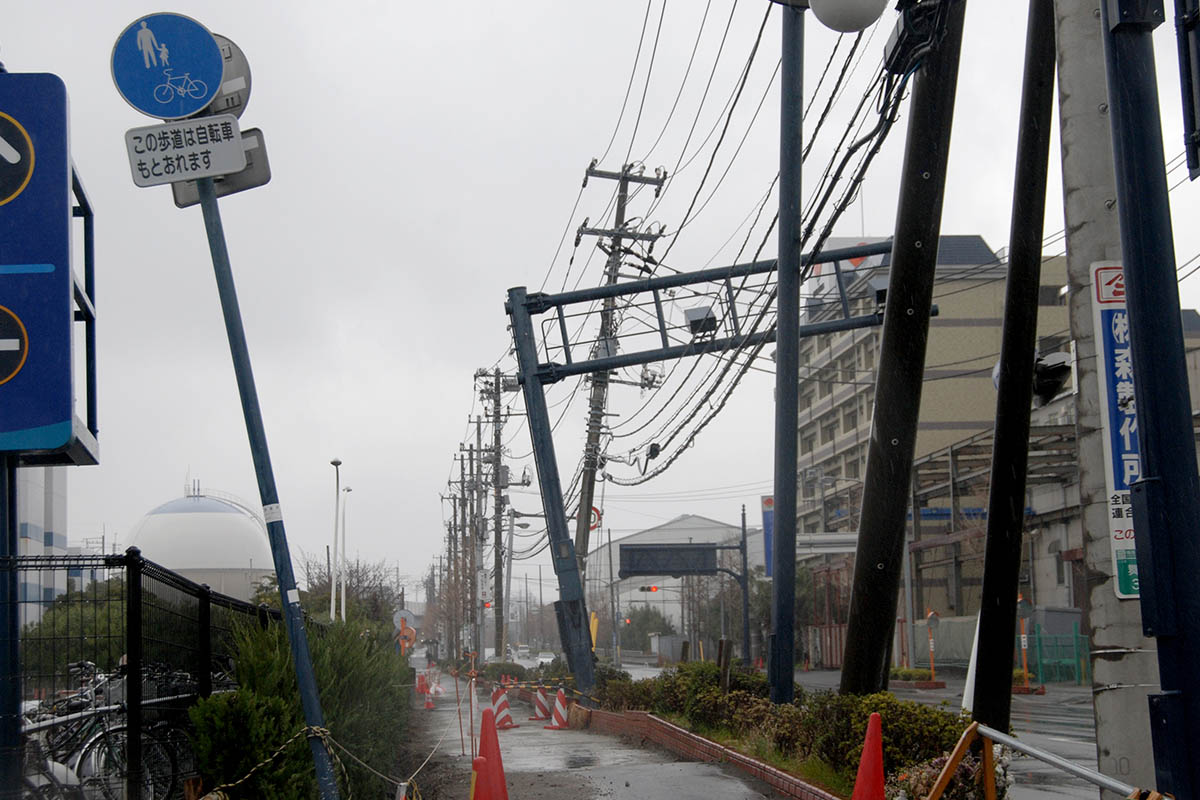 【千葉県】東日本大震災の影響で液状化し曲がりくねった道路