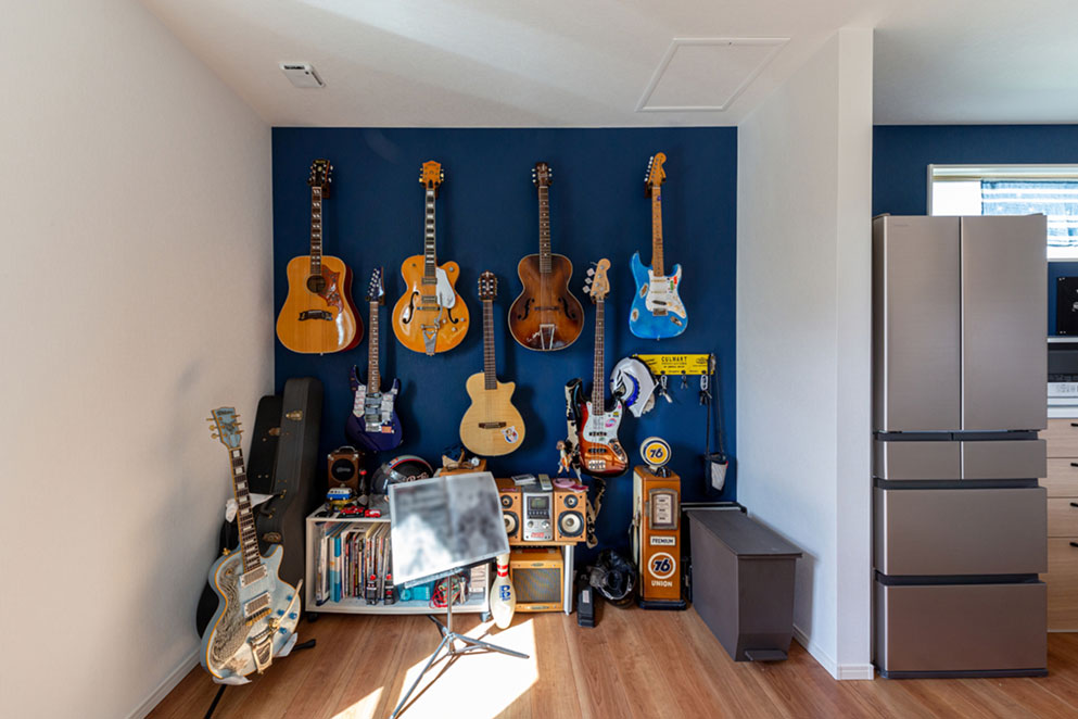 ヤマダホームズ施工事例写真：ダイニングの壁一面をギターを飾る収納に。